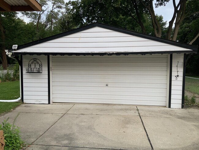 Building Photo - 829 Robinwood Dr