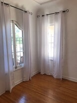 Building Photo - 916 S Orange Grove Ave