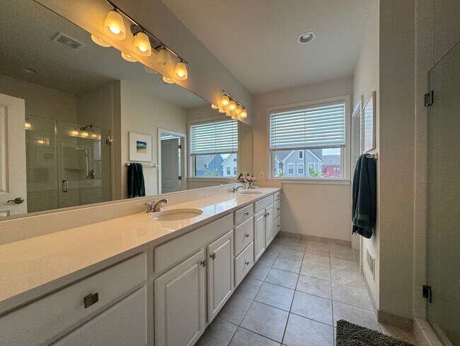 Building Photo - Stylish And Spacious 4 Bed 3.5 Bath Home I...