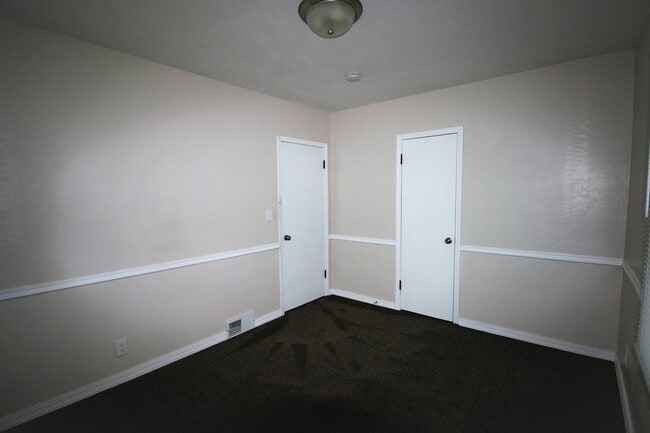 Building Photo - 2 BR home in West Davenport