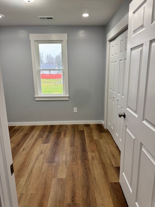 Building Photo - 913 E Myrtle Ave