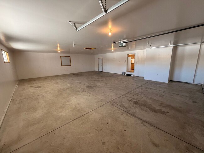 Building Photo - Spacious 3 Bed, 2.5 Bath House in Spokane Valley!