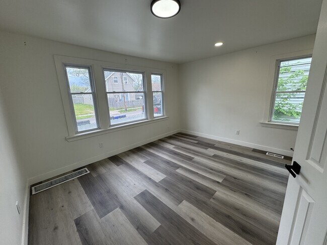 Building Photo - 2824 York Ave