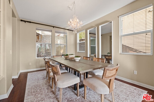 Building Photo - 657 S Ave 61