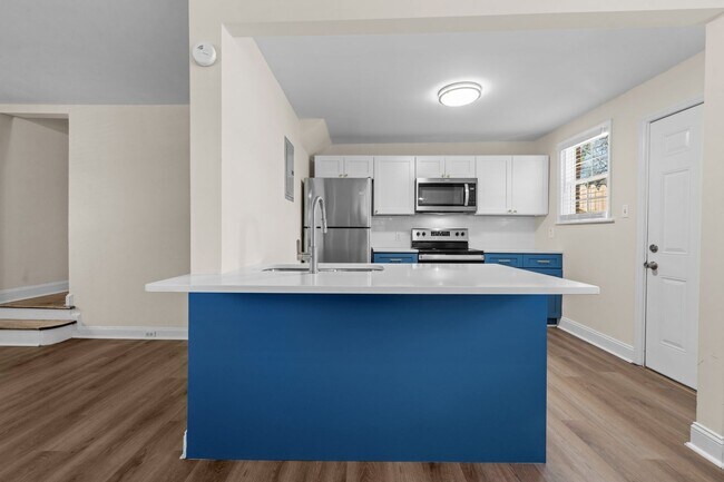 Building Photo - Spacious 1 Bedroom Duplex in Trinity Park, blocks from Duke! - Renovated & Pet Friendly