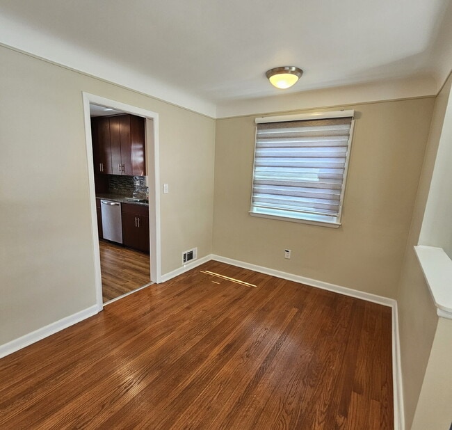 Building Photo - Updated 3 Bedroom w/ Granite, updated cabinets + Stainless Appliances in Kitchen – 1.5 Bath, Semi...