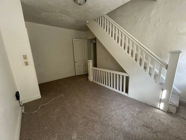 Building Photo - Super Spacious Three Bedroom on Bates Street! Deck & Patio! Washer & Dryer Included! Call Today!