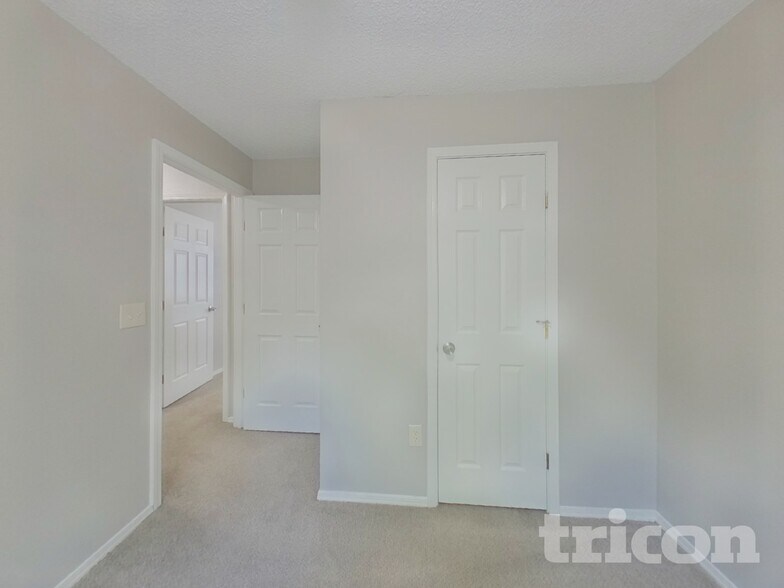 Building Photo - 12739 Serenade Cir N