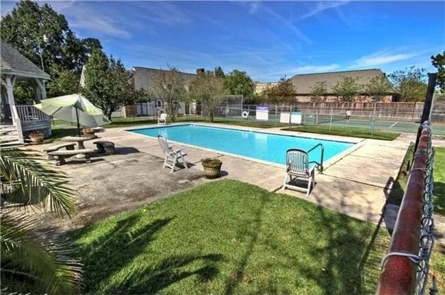 Building Photo - Amazing Location! Neighborhood Pool!