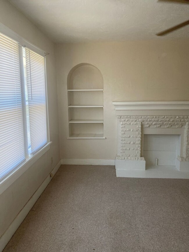 Building Photo - 2 bed 1 bath for lease near downtown