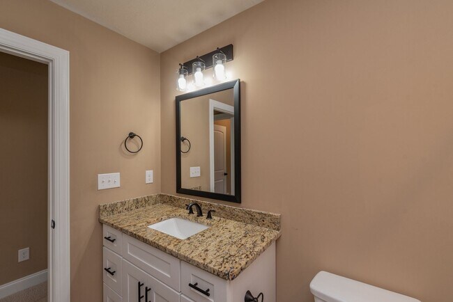 Building Photo - Like-new 4 bed/2.5 bath home for lease nea...