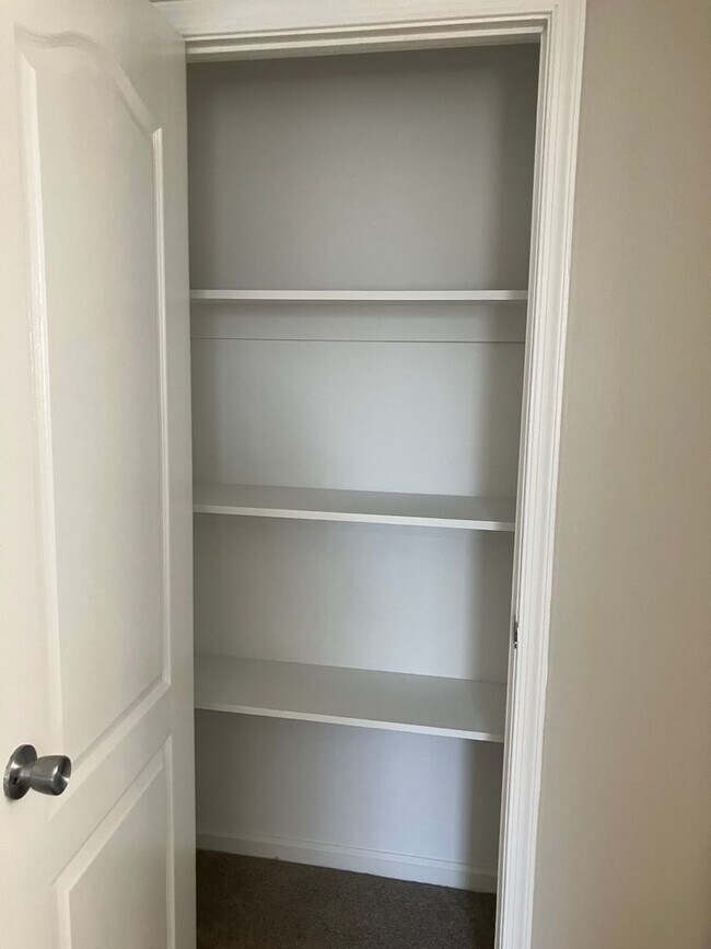 Building Photo - Three Bedroom Condo - Centrally Located Su...