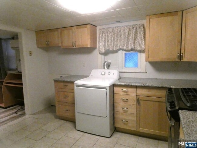 Building Photo - 355 Elm St