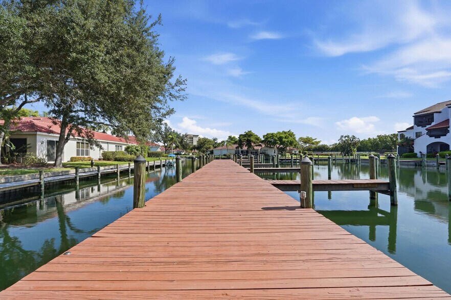 Building Photo - 15120 Ports of Iona Dr