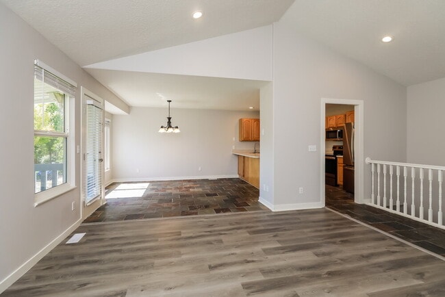 Building Photo - 5060 S Vista Dr