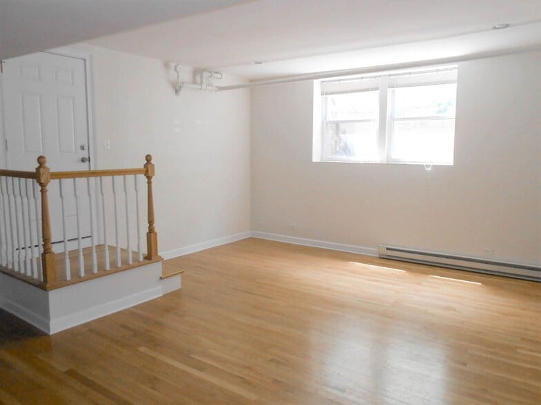 Primary Photo - 3927 N Pine Grove Ave