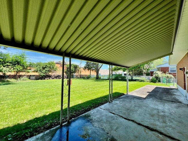 Building Photo - 2501 Elmo Pl