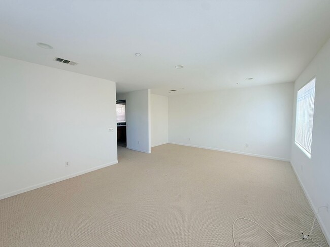 Building Photo - 2054