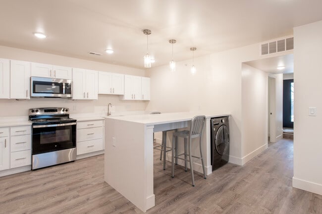 Primary Photo - 911 South Main Street