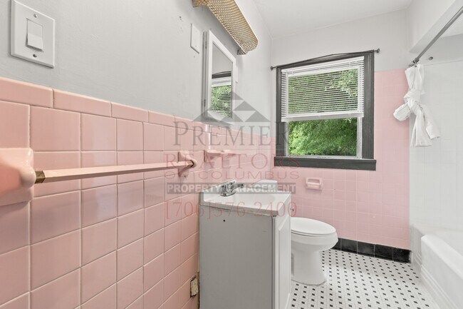 Building Photo - 1527 11th Ave