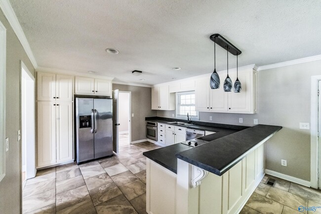 Building Photo - 2107 Edinburgh Dr SW