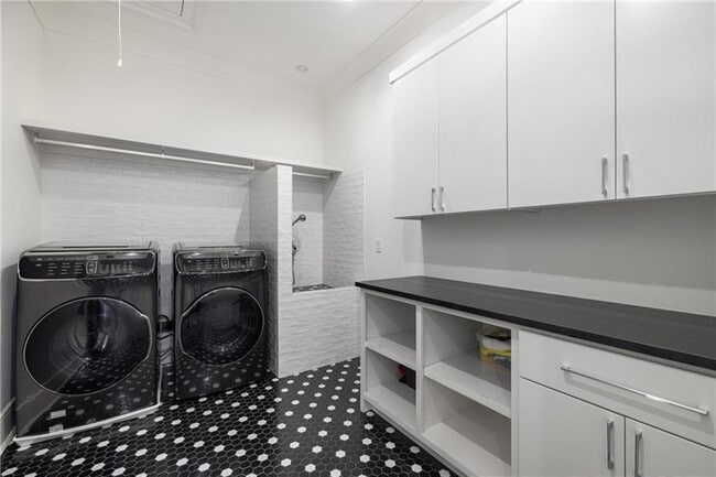 Building Photo - 306 Pinecrest Rd NE