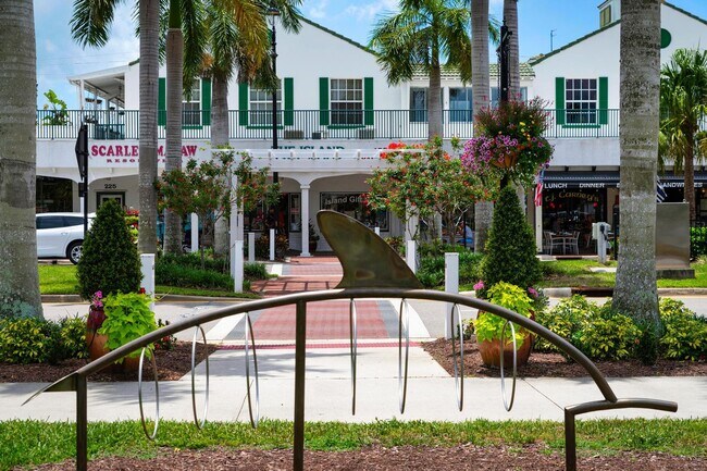 Building Photo - GORGEOUS FULLY RENOVATED 1st FLOOR 2 BEDROOM 1 BATHROOM CONDO LOCATED JUST 5 MINUTES FROM VENICE ...