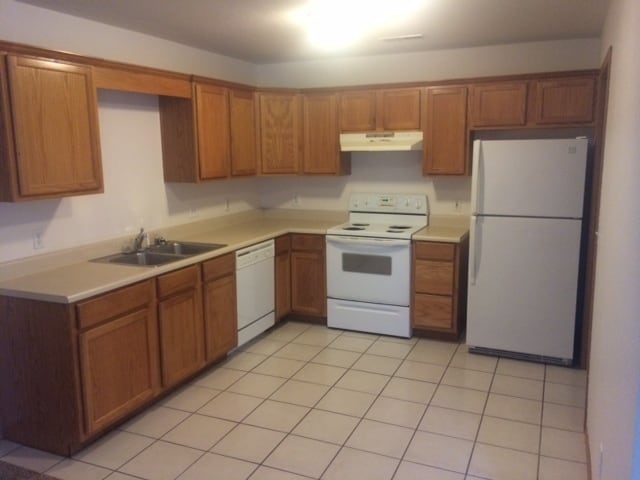 Building Photo - Adorable Duplex with Country Like Setting!
