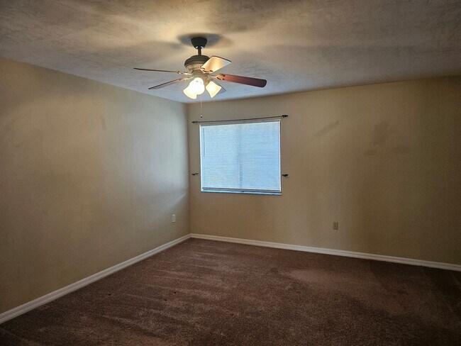 Building Photo - 2/2.5 Townhome Mile Run