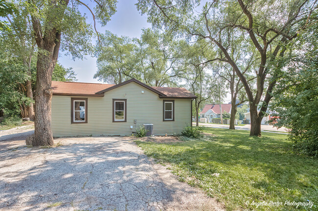 Building Photo - 1501 Round Lake Dr
