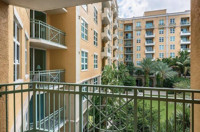 Building Photo - 403 S Sapodilla Ave