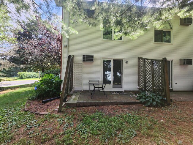 Building Photo - 585 Park Rd