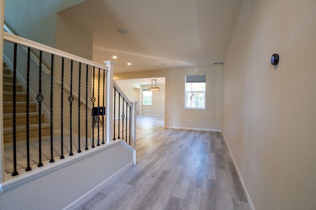 Building Photo - 3625 Blue Bird Dr