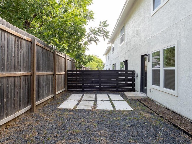 Building Photo - 210 Mockingbird Ln W