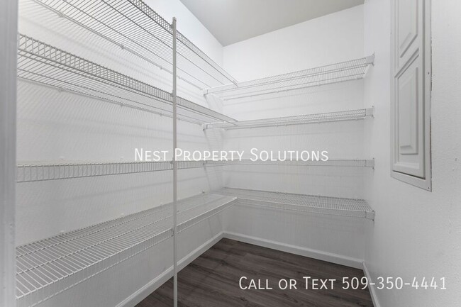 Building Photo - 1038 S Skyline Dr