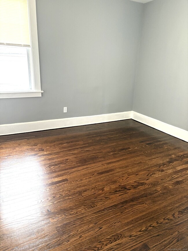 Building Photo - 116 Elm St