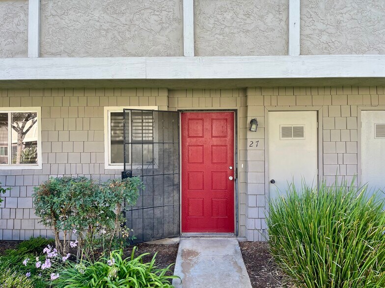 Building Photo - 2112 E Vista Way