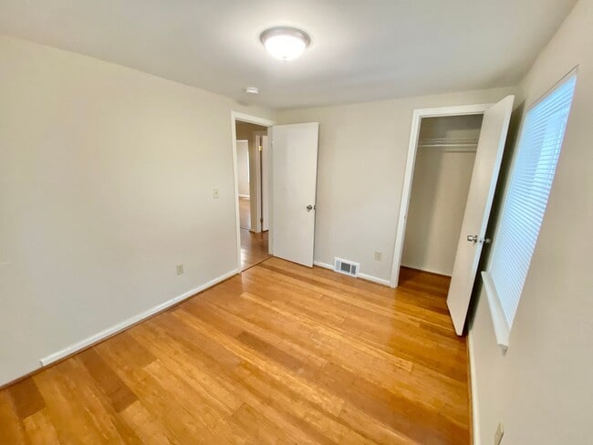 Building Photo - Newly Renovated 2 Bedroom Home in South Burlington Available NOW!