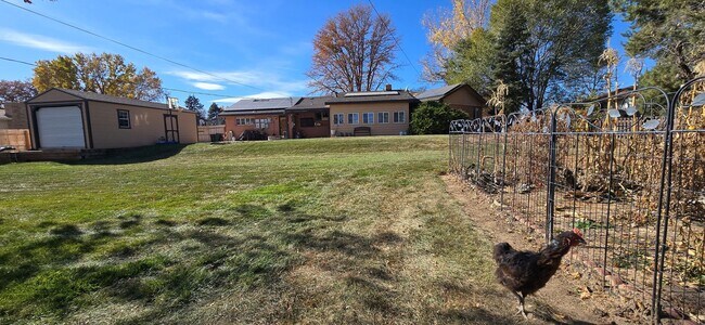 Building Photo - Charming Country Living Home with Modern Amenities!