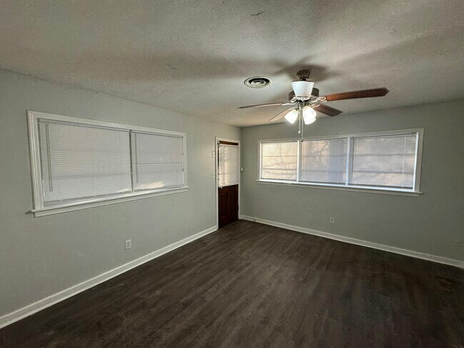 Building Photo - 304 Colonial Cir