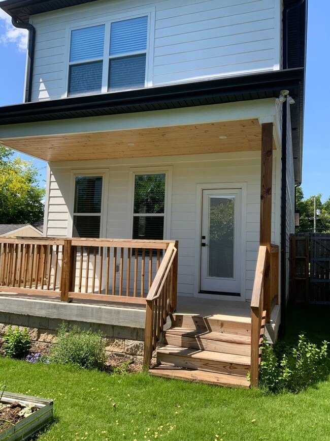 Building Photo - Fabulous Home In West Nashville