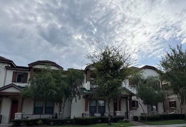 Building Photo - Newly renovated 4 Bedroom 3 1/2 Bathroom Town Home in Windermere