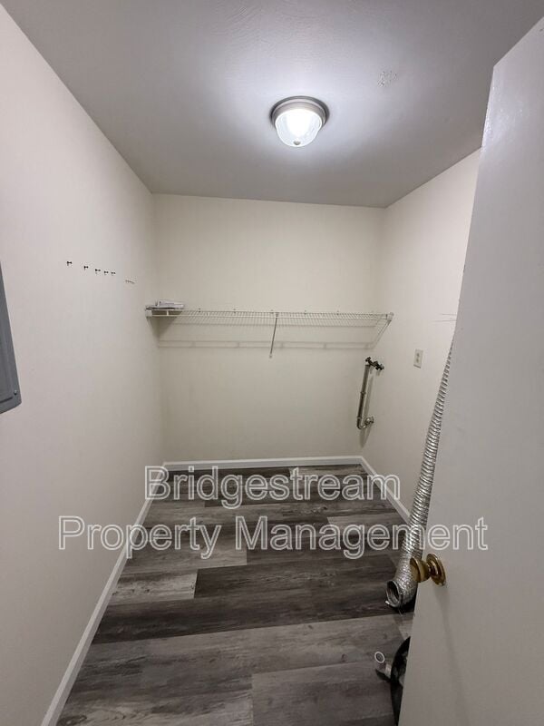 Building Photo - 4352 Sunray Rd