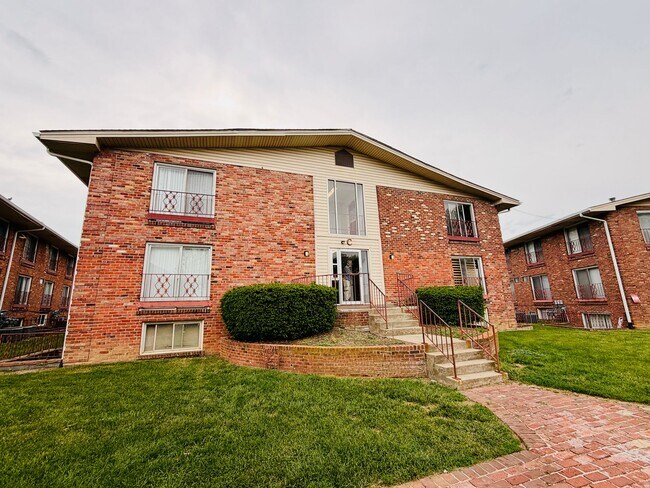 Building Photo - 1 Bedroom, 1 Bathroom close to public transportation in the Heart of Lexington
