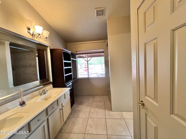 Building Photo - 8679 N Ahwatukee Way