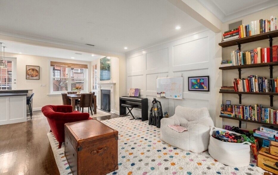 Building Photo - 123 Charles St