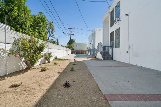 Building Photo - 2 bed 1 Bath Available Now