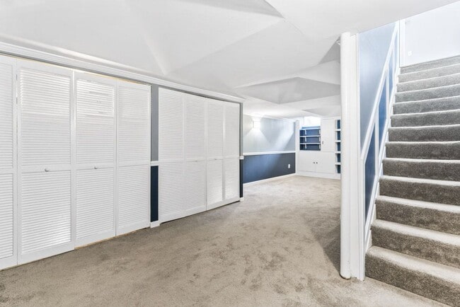 Building Photo - Special Offer – One Week Free Rent!