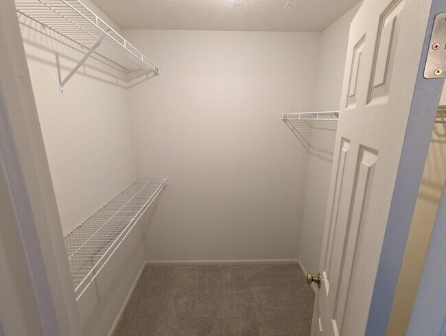 Building Photo - Spacious 3-Bedroom Ranch with Private Mast...