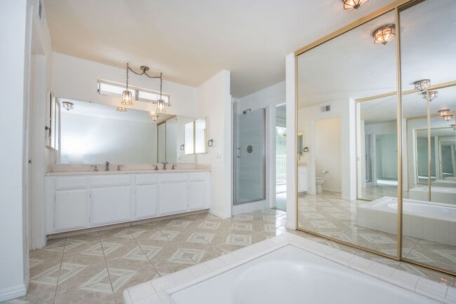 Building Photo - Rose Hills